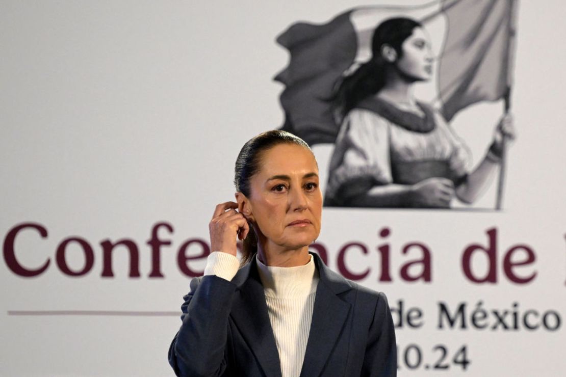 La presidenta de México, Claudia Sheinbaum, gesticula durante su primera conferencia matutina en el Palacio Nacional de Ciudad de México el 2 de octubre de 2024.