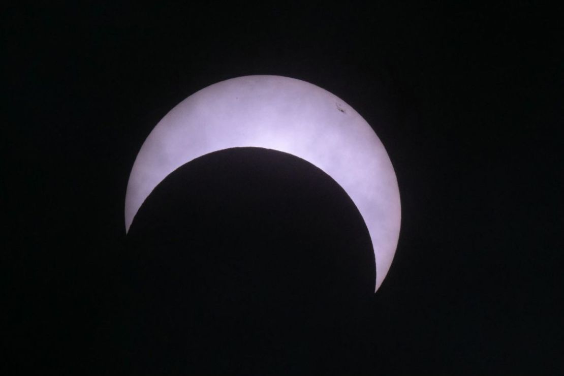 La luna se interpone frente al Sol sobre Puerto San Julián, Argentina. Crédito: Juan Mabromata/AFP/Getty Images