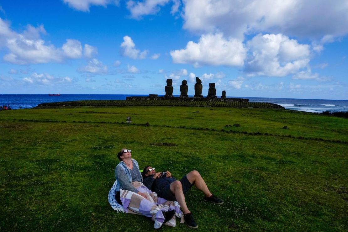 Personas observan el eclipse solar anular en la Isla de Pascua. Crédito: Esteban Felix/AP