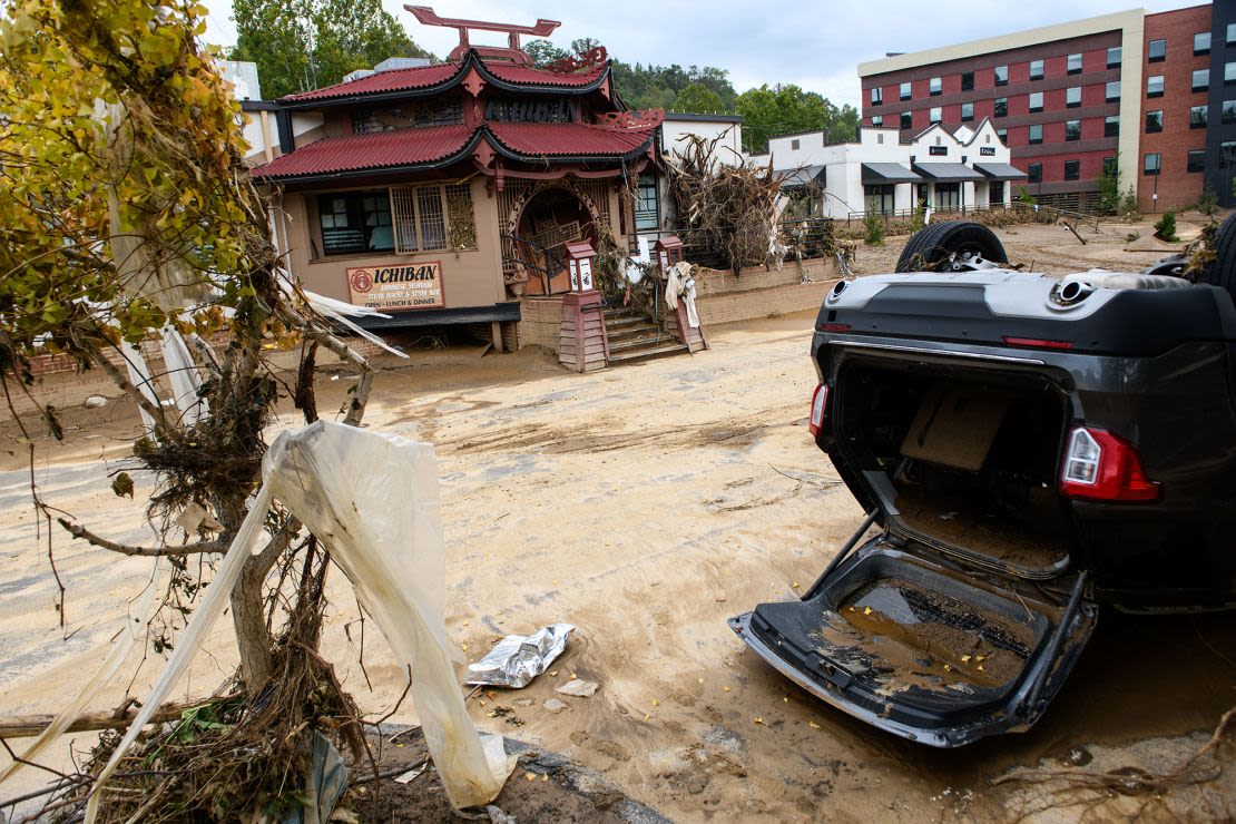 Un coche dañado por las inundaciones yace boca abajo fuera del restaurante Ichiban en Biltmore Village tras el paso de Helene el 1 de octubre de 2024, en Asheville. Crédito: Melissa Sue Gerrits/Getty Images