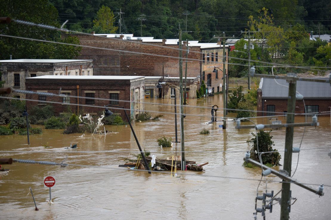 Helene provocó inundaciones y daños récord el 28 de septiembre de 2024 en Asheville. Crédito: Melissa Sue Gerrits/Getty Images