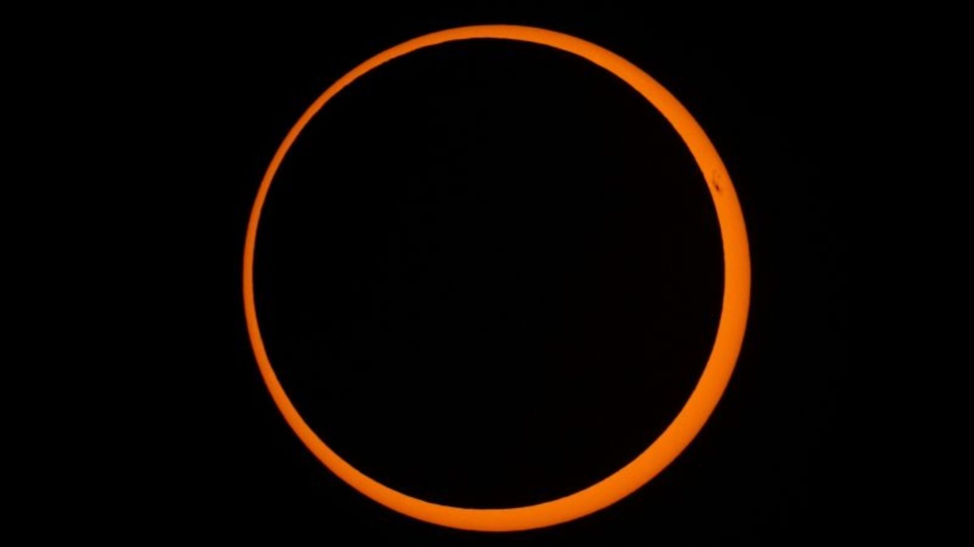 FOTOS El eclipse solar crea un "anillo de fuego" en partes de