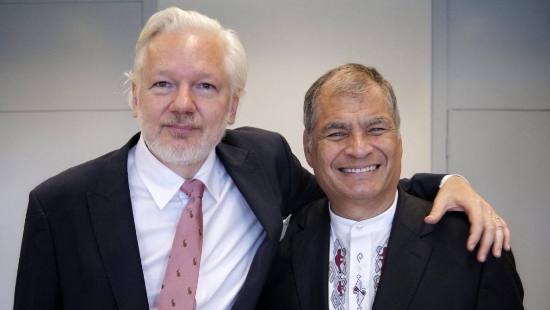 Julian Assange y el expresidente de Ecuador Rafael Correa. Crédito: @MashiRafael