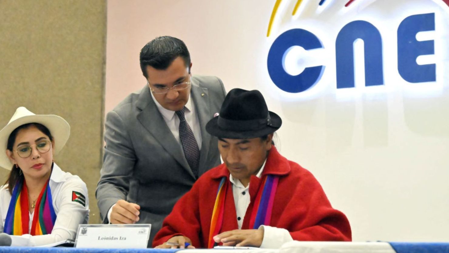 El presidente de la Confederación de Nacionalidades Indígenas del Ecuador (Conaie), Leonidas Iza (d), y su compañera de fórmula Katiuska Molina inscriben su candidatura para las elecciones presidenciales y legislativas en el Consejo Nacional Electoral (CNE), en Quito, el 2 de octubre de 2024.