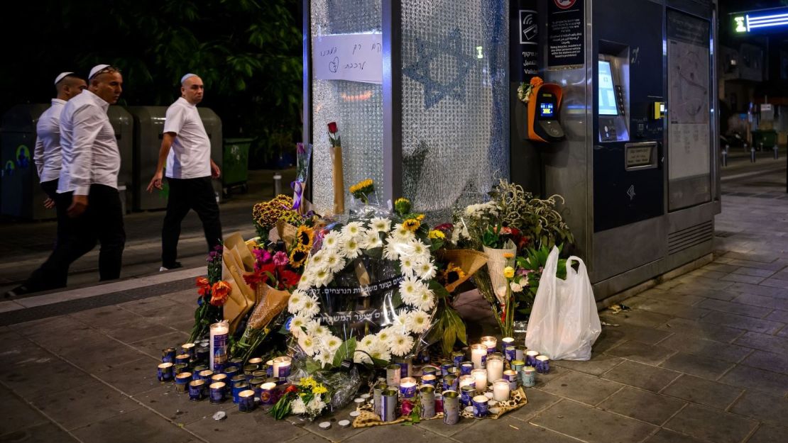 Ofrendas florales y velas para los fallecidos en un ataque con armas de fuego y cuchillos el 2 de octubre de 2024 en Tel Aviv, Israel.