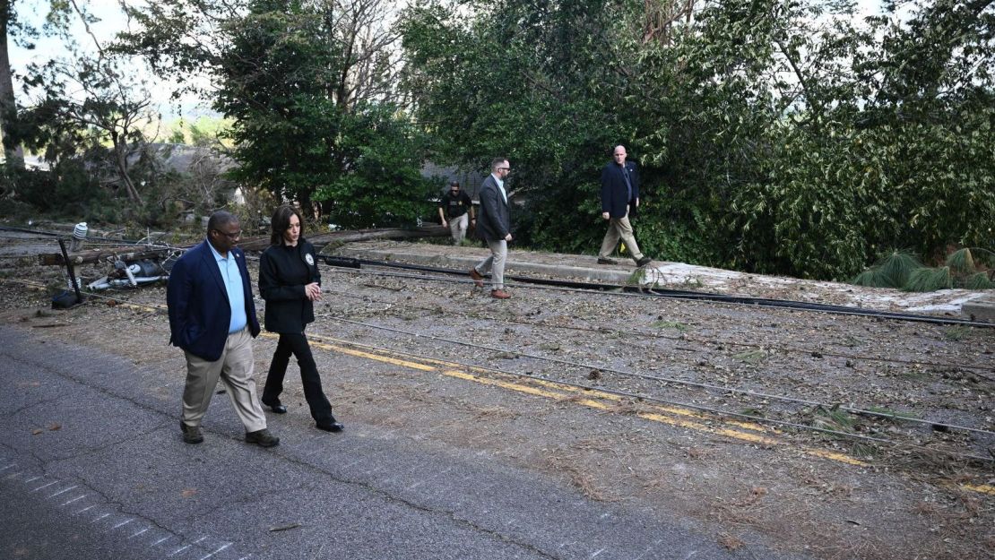 La vicepresidenta Kamala Harris camina con el alcalde de Augusta, Garnett Johnson, mientras inspeccionan los daños causados por el huracán Helene, en el vecindario Meadowbrook de Augusta, Georgia, el 2 de octubre de 2024.