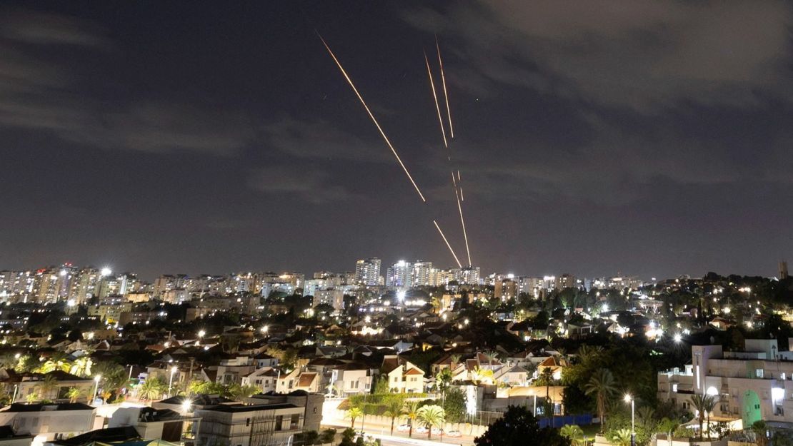 El sistema antimisiles Cúpula de Hierro de Israel intercepta cohetes tras el lanzamiento de una salva de misiles balísticos por parte de Irán, visto desde Ashkelon, Israel, el 1 de octubre de 2024.