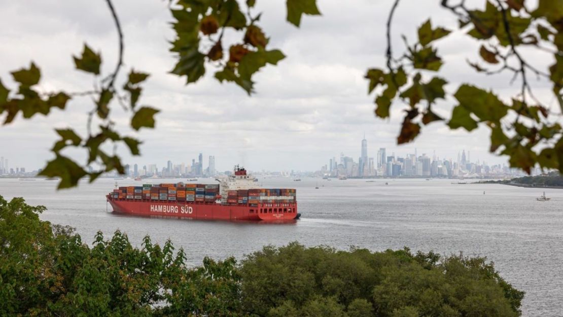 Un buque portacontenedores permanece anclado en el puerto de Nueva York mientras espera que el puerto de Newark reabra después de que miembros de la Asociación Internacional de Estibadores abandonaran el trabajo, en Staten Island, Nueva York, el 2 de octubre de 2024.