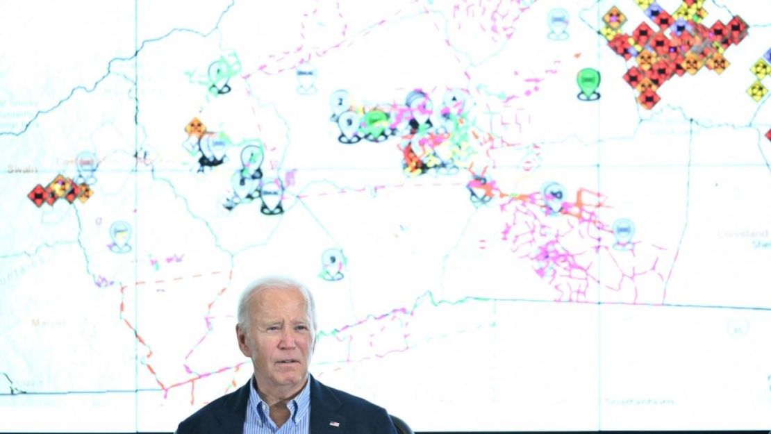 El presidente Joe Biden habla durante una sesión informativa operativa en el Centro de Operaciones de Emergencia de Raleigh tras el paso del huracán Helene, en Raleigh, Carolina del Norte, el 2 de octubre de 2024.