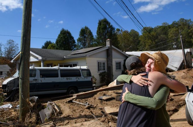 Emily Ogburn, a la derecha, abraza a su amigo Cody Klein después de que él le llevó una comida en Swannanoa, Carolina del Norte, este miércoles