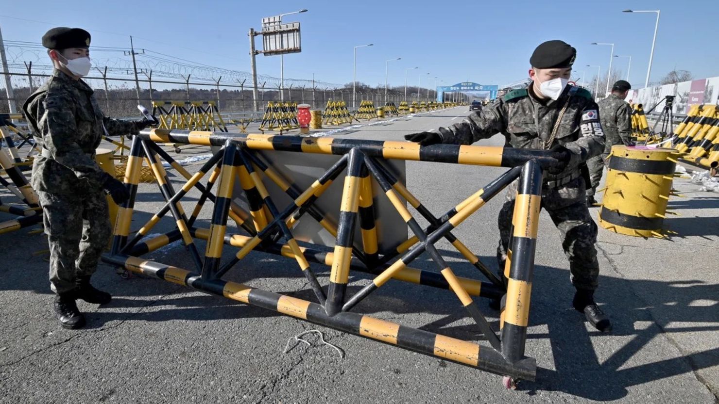 Soldados surcoreanos colocan una barricada en un puesto de control en el puente Tongil, cerca de la Zona Desmilitarizada (DMZ) que divide las dos Coreas en Paju el 15 de diciembre de 2020.