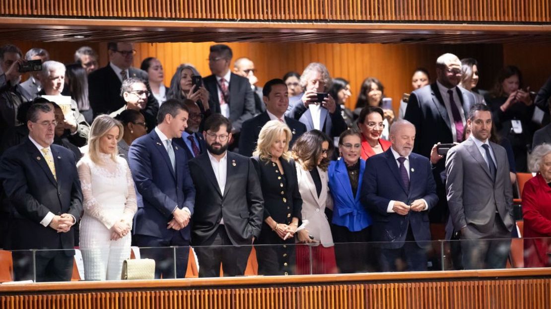 El Presidente de Guatemala Bernardo Arévalo, el Presidente de Colombia Gustavo Petro, la Primera Dama de Paraguay Leticia Ocampos, el Presidente de Paraguay Santiago Peña, el Presidente de Chile Gabriel Boric, la Primera Dama de EE.UU. Jill Biden, la Primera Dama de Brasil Janja Lula da Silva y el Presidente de Brasil Luiz Inácio Lula da Silva asisten a la toma de posesión presidencial el 1 de octubre de 2024 en la Ciudad de México, México.