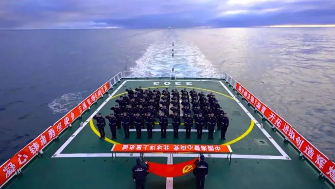 de la Guardia Costera de China forman formación durante una patrulla conjunta con Rusia que, según China, entró en el Océano Ártico.