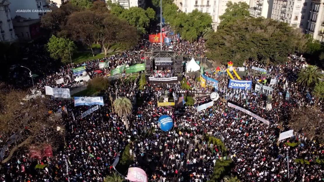 Multitudinaria marcha contra el veto de la ley de financiamiento universitario el 2 de octubre, Buenos Aires, Argentina