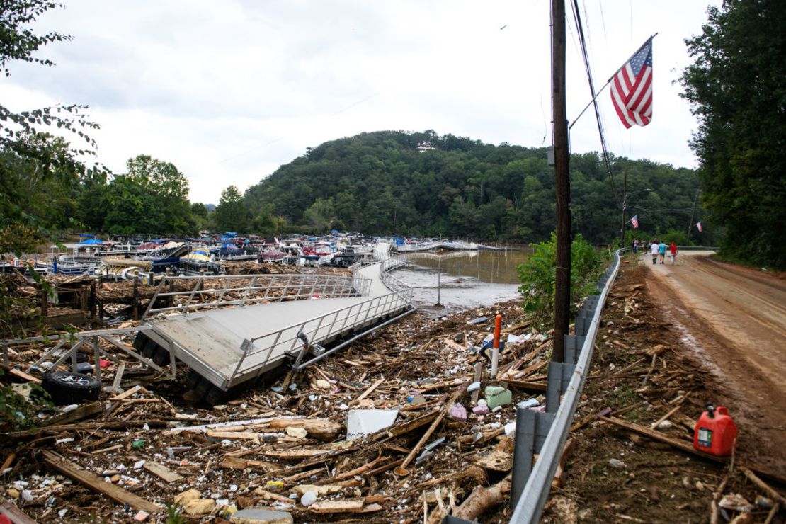 El río Rocky Broad desemboca en Lake Lure y desborda la ciudad con escombros de Chimney Rock, Carolina del Norte, después de las fuertes lluvias del huracán Helene el 28 de septiembre de 2024, en Lake Lure, Carolina del Norte.