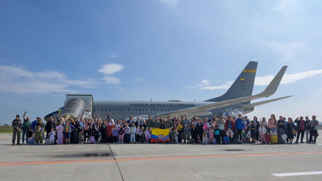 Colombianos y extranjeros llegan a Bogotá en vuelo humanitario desde el Líbano el 3 de septiembre de 2024.