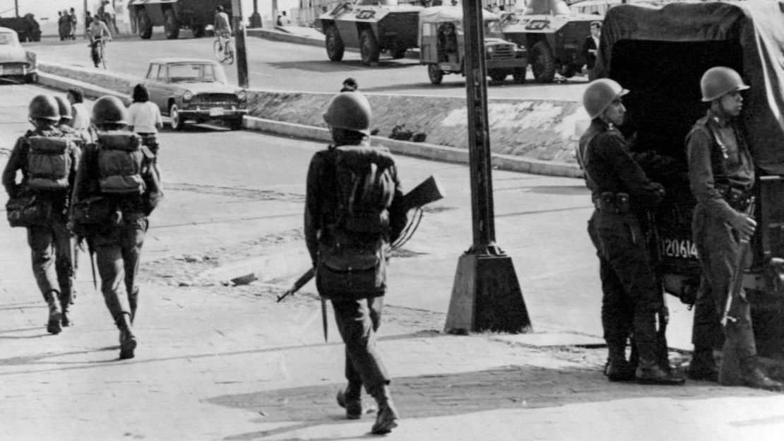 Vehículos blindados y soldados patrullan por las calles de la zona de Tlatelolco, en la Ciudad de México, el 5 de octubre de 1968, tres días después de que el Ejército mexicano y el Batallón Olimpia abrieran fuego contra manifestantes que protestaban contra la represión de la Policía.