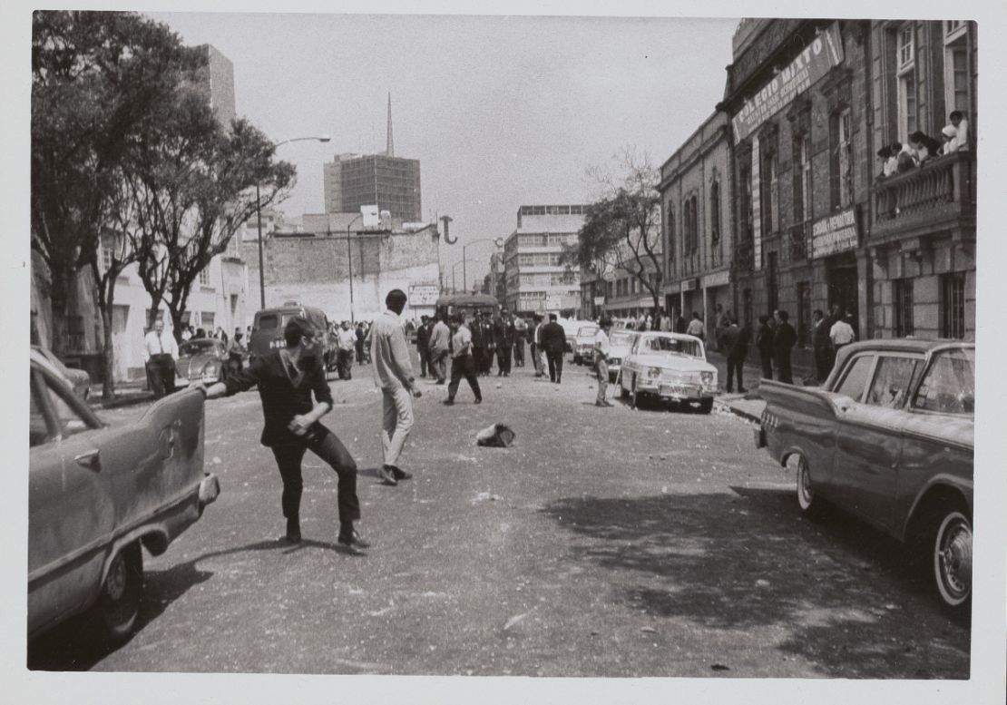 Riña entre estudiantes de la Preparatoria Isaac Ochoterena (incorporada a la UNAM) y las vocacionales 2 y 5 del Instituto Politécnico Nacional (IPN), el 22 de julio de 1968. Este enfrentamiento se considera el punto de inflexión del movimiento estudiantil de 1968.