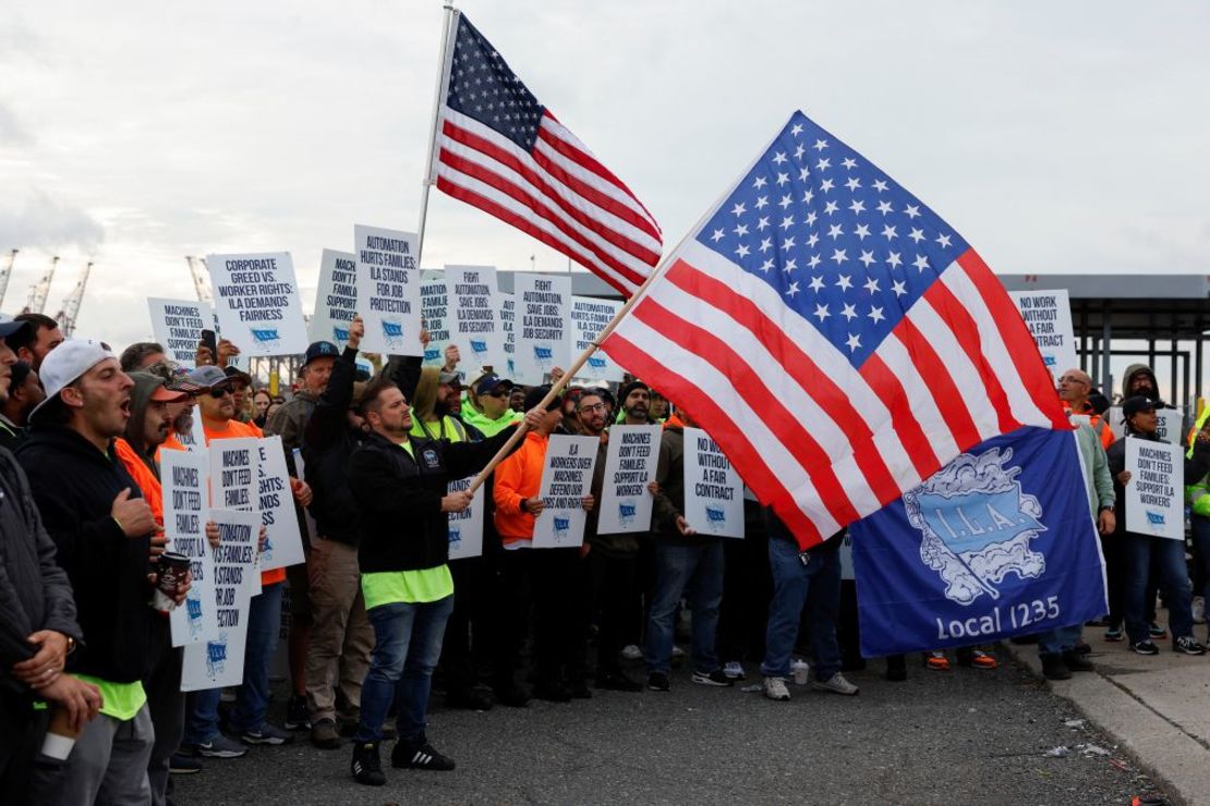 Miembros de la Asociación Internacional de Estibadores que representa a unos 45.000 trabajadores, en huelga frente al puerto de Nueva York y Nueva Jersey el primer día de huelga. Crédito: Shannon Stapleton/Reuters