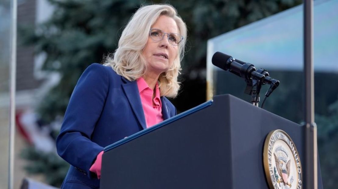 La exrepresentante Liz Cheney habla en un evento de campaña para la vicepresidenta Kamala Harris en Ripon College en Ripon, Wisconsin, el jueves 3 de octubre de 2024.