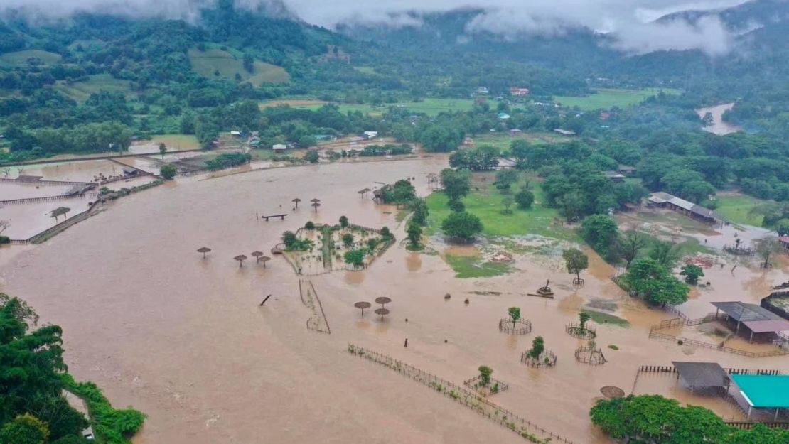 Vista del santuario de elefantes inundado en Chiang Mai, Tailandia.