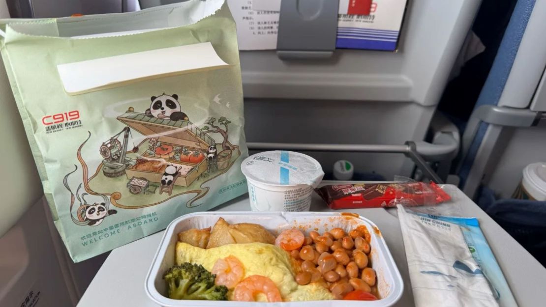 Una comida de clase turista en el C919.