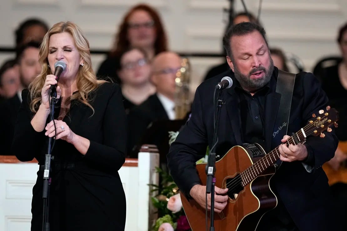 Trisha Yearwood y Garth Brooks actuando en 2023. Brynn Anderson/Pool/Getty Images.