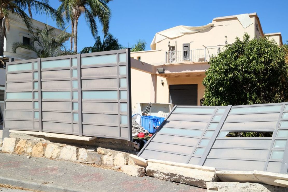 Una casa familiar dañada por un ataque con cohetes en Kiryat Shmona, en el norte de Israel. Crédito: Ivana Kottasova/CNN