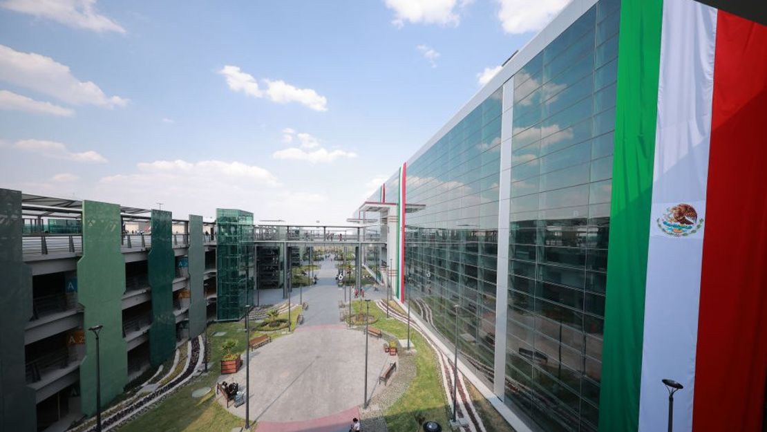 Vista general de la torre de control del AIFA, Aeropuerto Internacional Felipe Ángeles durante la inauguración el 21 de marzo de 2022 en México.