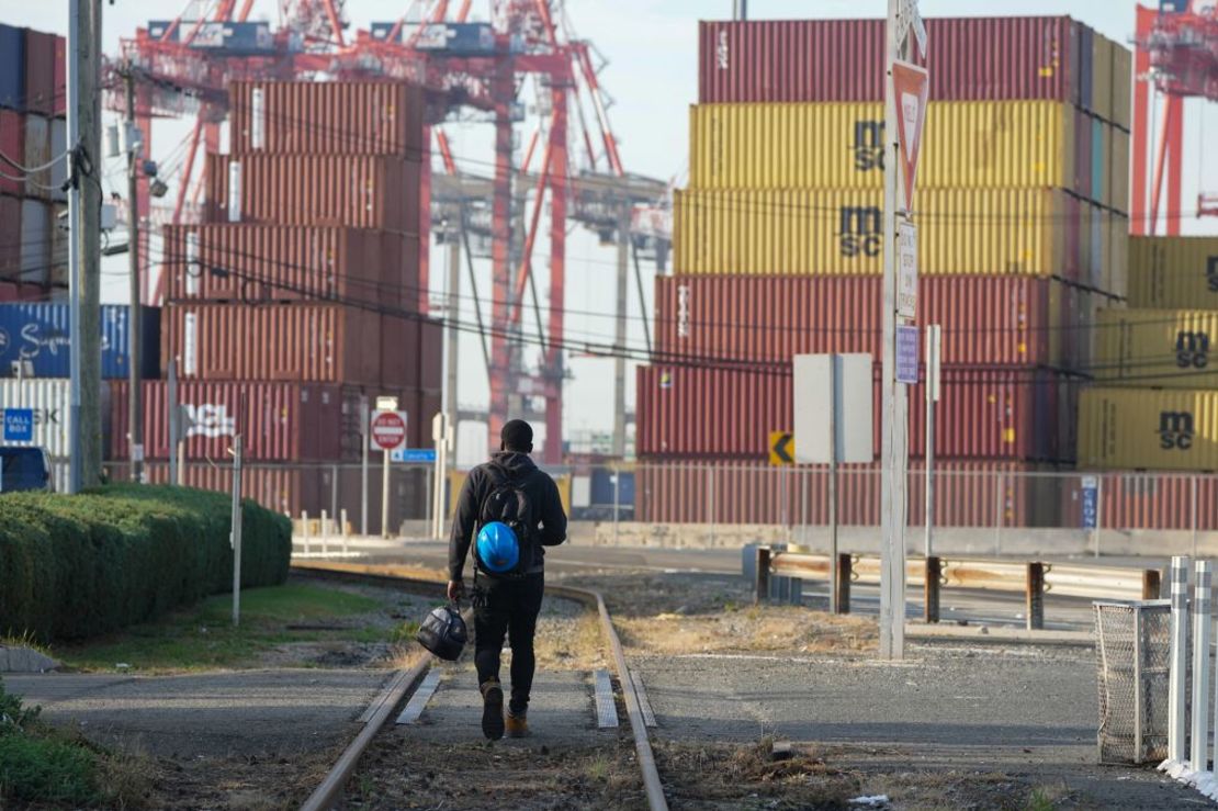 Un hombre camina por las vías del tren en el Puerto de Newark, Nueva Jersey, el 4 de octubre de 2024. Crédito: Bryan R. Smith/AFP/Getty Images