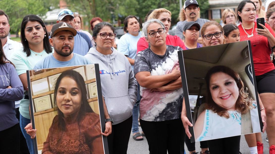 Francesco Guerrero lleva una fotografía de su esposa y Guadalupe Hernández muestra una fotografía de su hermana durante una conferencia de prensa por las víctimas y los desaparecidos en Erwin, Tennessee, el domingo. Crédito: Saul Young/News Sentinel/USA Today Network/Imagn Images