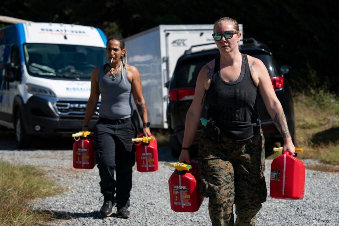 Voluntarios de la comunidad transportan gasolina el jueves en una zona de socorro y centro de coordinación de la comunidad en Bills Creek, Carolina del Norte. Crédito: Allison Joyce/AFP/Getty Images