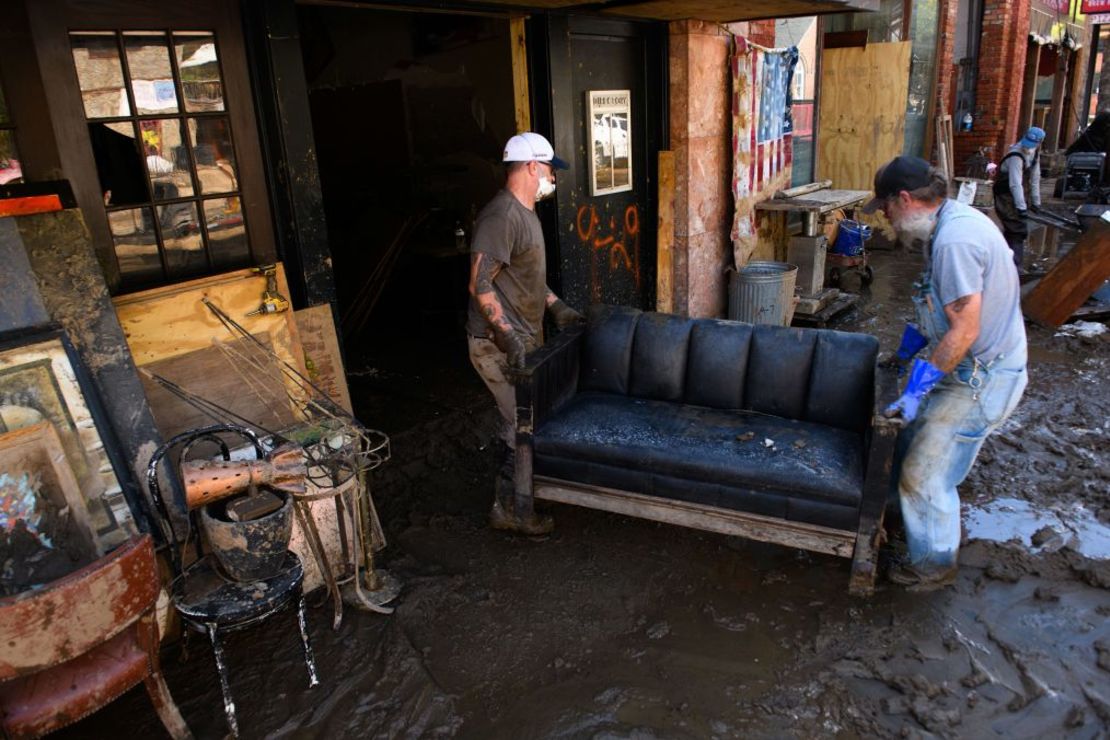 Unos hombres retiran objetos de un negocio de bellas artes en Marshall, Carolina del Norte, el jueves. Crédito: Melissa Sue Gerrits/Getty Images