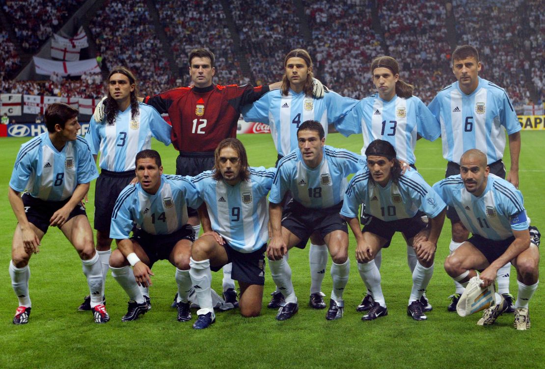 SAPPORO, JAPÓN: Los jugadores argentinos posan para los fotógrafos antes del partido de primera ronda del Grupo F Argentina/Inglaterra de la Copa Mundial de la FIFA 2002 en Corea y Japón, el 7 de junio de 2002 en el estadio Sapporo Dome. De L arriba: Javier Zanetti, Juan Pablo Sorín, Pablo Cavallero, Mauricio Pochettino, Diego Placente, Walter Samuel. Desde abajo L: Diego Simeone, Gabriel Batistuta, Kily González, Ariel Ortega, Juan Sebastián Verón. AFP FOTO TOSHIFUMI KITAMURA/Getty Images)