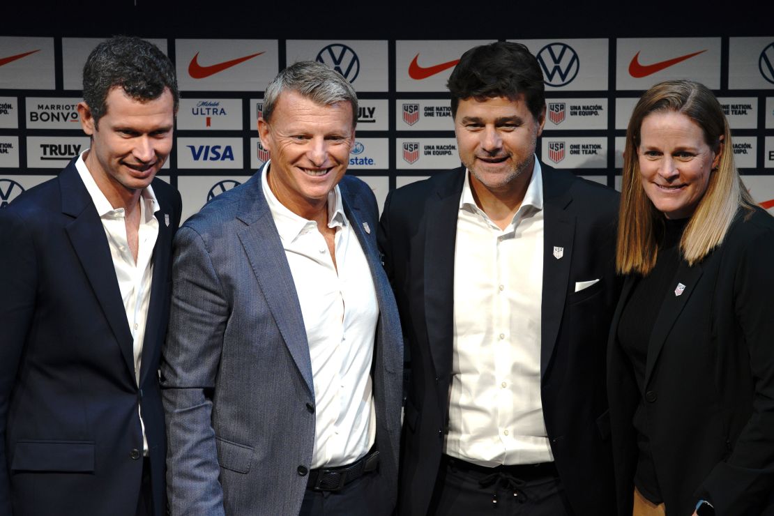 Nueva York - 13 de septiembre (De izquierda a derecha) el Director Ejecutivo y Secretario de U.S. Soccer, JT Banton, el Director Deportivo de U.S. Soccer, Matt Crocker, el entrenador Mauricio Pochettino, y la presidenta de U.S. Soccer, Cindy Parlow, posan durante la presentación de Pochettino como entrenador de la selección nacional masculina de fútbol.