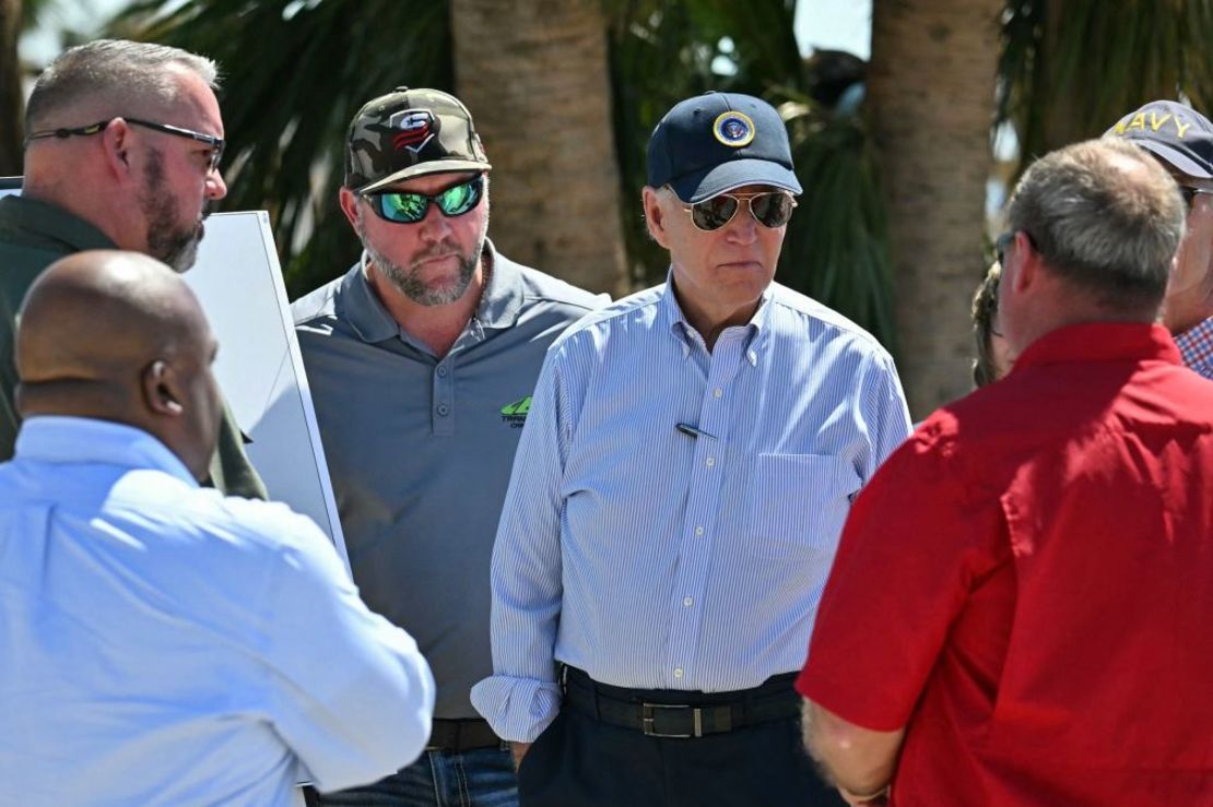 El presidente Joe Biden visita una zona afectada por el huracán Helene en Keaton Beach, Florida, el jueves. Crédito: Mandel Ngan/AFP/Getty Images