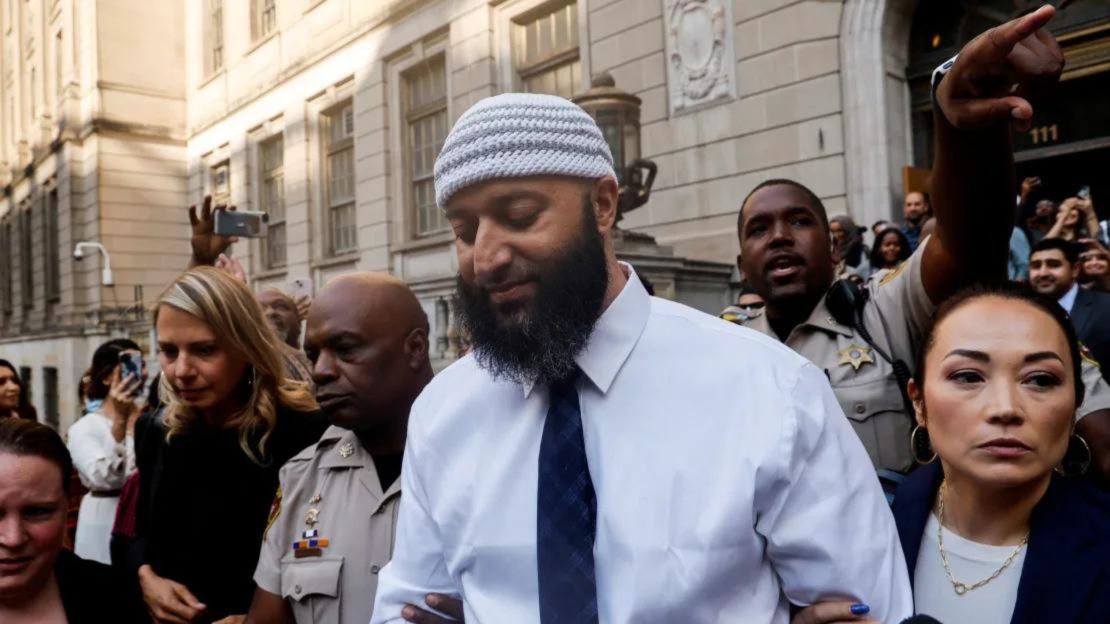 Adnan Syed, cuyo caso fue relatado en el exitoso podcast "Serial", se va después de que un juez anulara la condena por homicidio premeditado de Syed en 2000 y ordenara un nuevo juicio en 2022. Crédito: Jonathan Ernst/Reuters