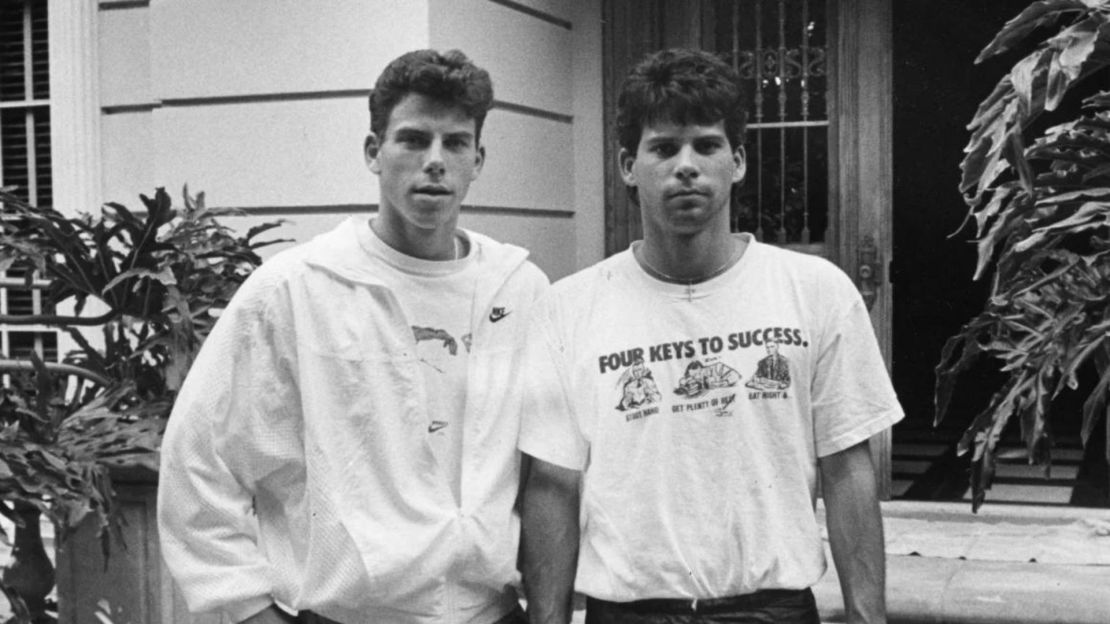 Erik Menéndez, a la izquierda, y su hermano Lyle, frente a su antigua casa en Beverly Hills. Crédito: Los Angeles Times/Los Angeles Times/Getty Images