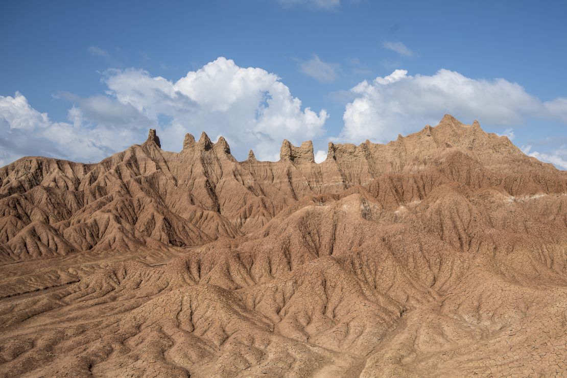 El Desierto de la Tatacoa, ubicado en el suroccidente de Colombia, es un bosque seco tropical y alberga uno de los depósitos fosilíferos más importantes de Sudamérica.