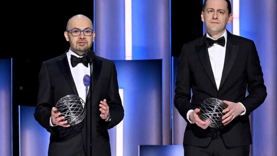 Demis Hassabis (izquierda) y John Jumper reciben premios durante la décima ceremonia del Breakthrough Prize en Los Ángeles en abril.