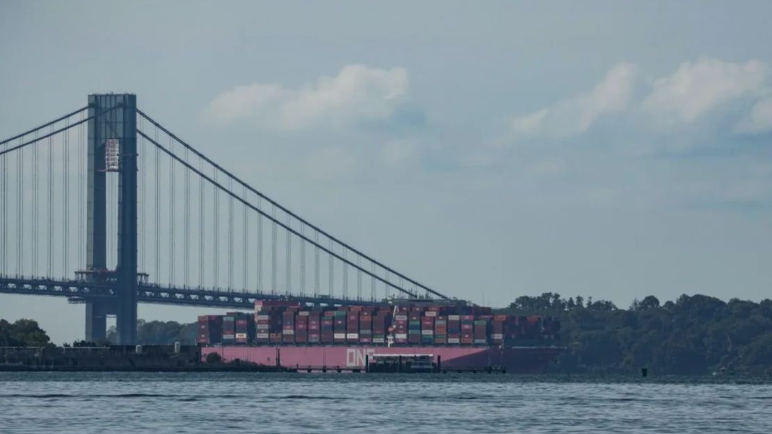 El buque portacontenedores One Falcon pasa por el Puente Verrazano en el puerto de Nueva York a su llegada el 4 de octubre de 2024. Bryan R. Smith/AFP/Getty Images