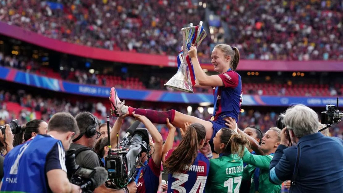 Graham Hansen celebra con el Trofeo de la UEFA Women's Champions League 2023/24.