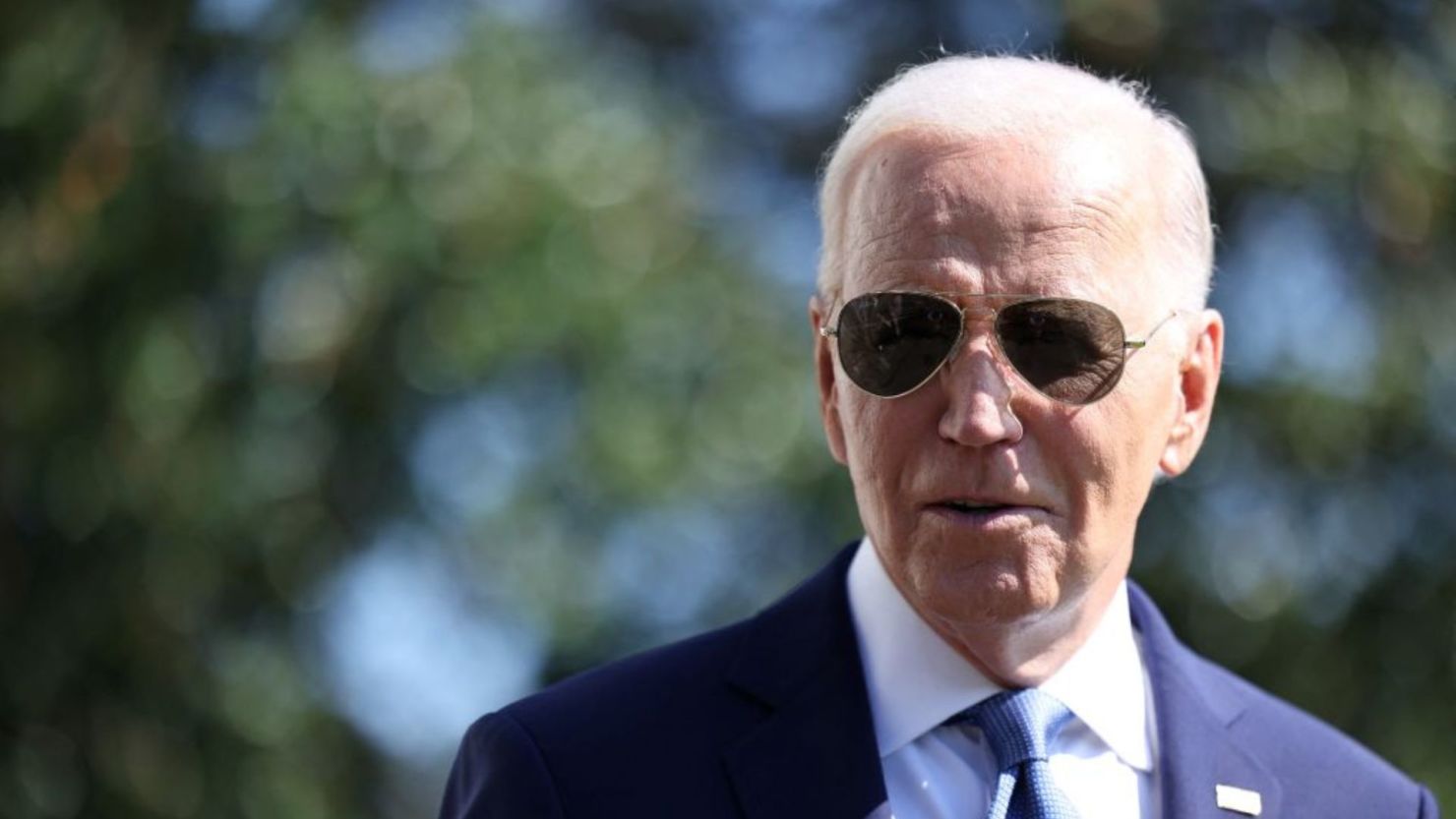 El presidente de EE.UU., Joe Biden, habla con la prensa antes de abordar el Marine One en el Jardín Sur de la Casa Blanca en Washington, DC, el 5 de octubre de 2024.