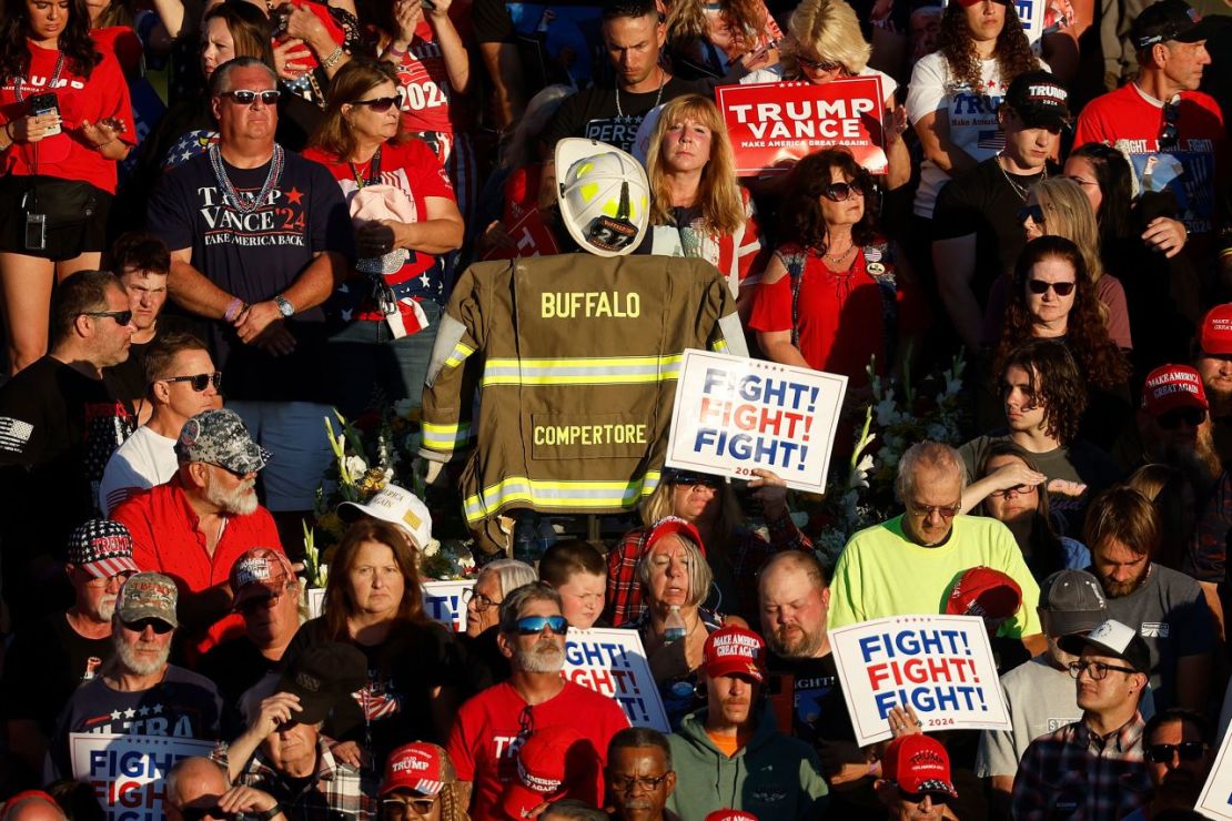 El equipo de protección de un bombero marca el lugar donde Corey Comperatore murió el 13 de julio durante un intento de asesinato del expresidente Donald Trump durante un mitin de campaña en Butler, Pensilvania, el sábado.(Foto: Kevin Dietsch/Getty Images).