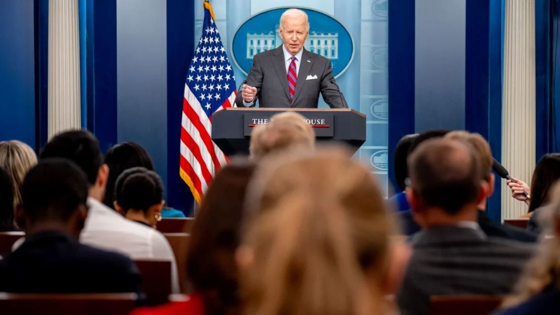 El presidente Joe Biden habla durante una conferencia de prensa en la sala de prensa Brady de la Casa Blanca el 4 de octubre de 2024.