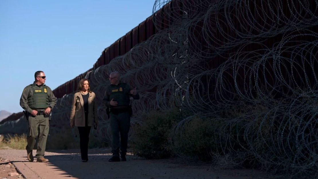 La vicepresidenta Kamala Harris visita la frontera entre EE. UU. y México con el jefe del sector de Tucson de la Patrulla Fronteriza de EE. UU., John Modlin, a la derecha, en Douglas, Arizona, el 27 de septiembre de 2024.