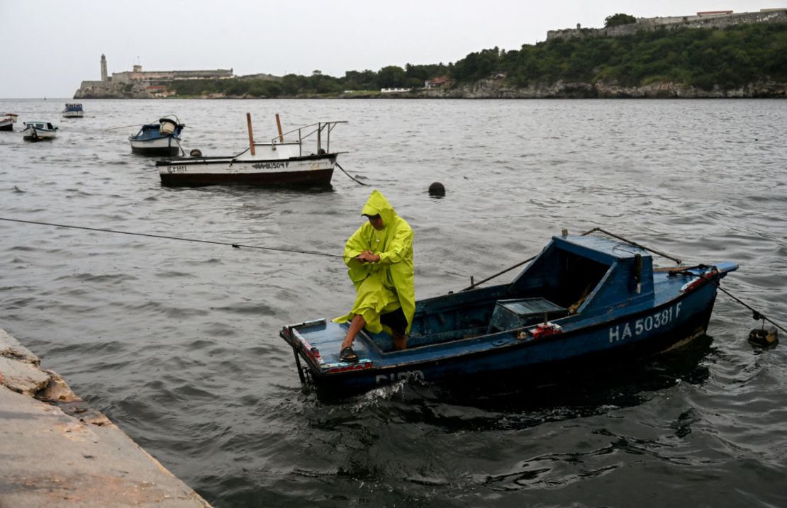 Un hombre trabaja para asegurar su barco debido a la tormenta tropical Helene en La Habana el 25 de septiembre de 2024.