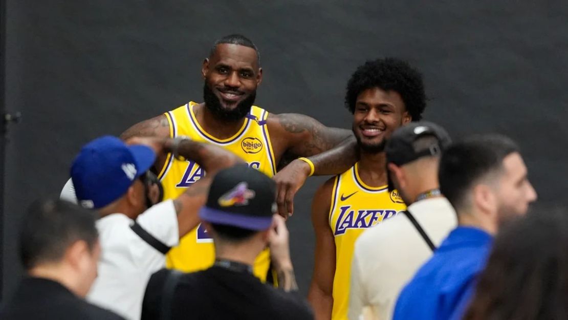 LeBron James, de Los Angeles Lakers, a la izquierda, y su hijo, Bronny James, posan para fotos durante el día de medios del equipo de baloncesto de la NBA en El Segundo, California, el 30 de septiembre. Jae C. Hong/AP.