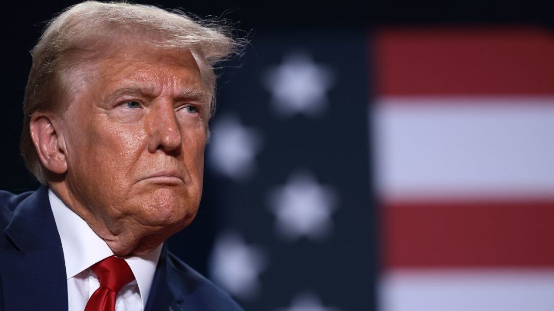 El expresidente Donald Trump escucha una pregunta del público durante un acto de campaña el 4 de octubre de 2024, en Fayetteville, Carolina del Norte. Crédito: Win McNamee/Getty Images/Archivo