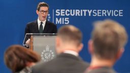«El MI5 tiene un trabajo infernal entre manos», dijo Ken McCallum, al detallar una serie de amenazas para el Reino Unido en su discurso del martes. Yui Mok/PA vía AP